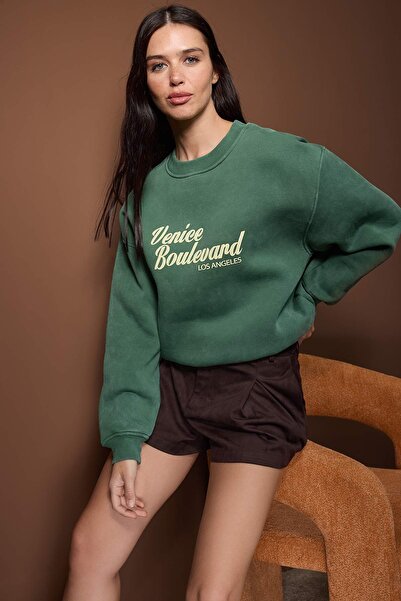 Trendyol Collection Green Washed Slogan Printed Oversize/Wide Fit Thick Fleece Inside Knitted Sweatshirt Twoaw26Sw00248