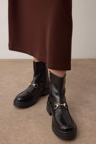 TRENDYOL SHOES Schwarze Damenstiefel mit Krokodilschnalle und Blockabsatz TAK...