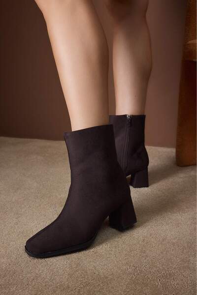 TRENDYOL SHOES Hnědé semišové dámské boty na podpatku se čtvercovou špičkou TAKAW26BO00069