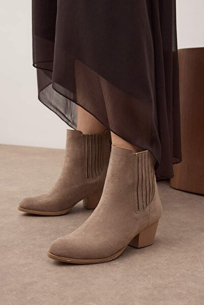 TRENDYOL SHOES Nerzfarbene Damen-Cowboystiefel aus Wildleder mit 5,5 cm Absatz TAKAW26BO00102