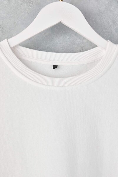 Trendyol Curve Weißes Oversize/Bol Kesim Basic Sweatshirt mit Rundhalsausschnitt, dick/Innen fleece gefüttert, gestrickt, TBBAW25AO00008