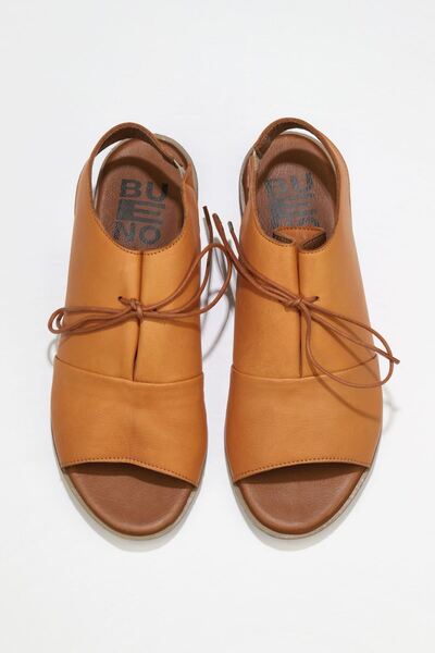 Bueno Shoes صندل نسائي من الجلد باللون البني 01ws2510