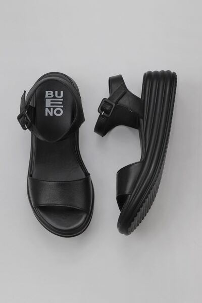 Bueno Shoes صندل نسائي بكعب ويدج من الجلد الأسود 01wy5700