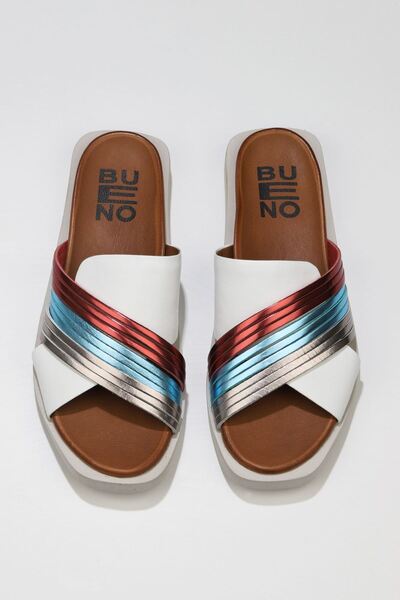 Bueno Shoes Λευκές πολυδερμάτινες γυναικείες φλατ παντόφλες 01wu3315