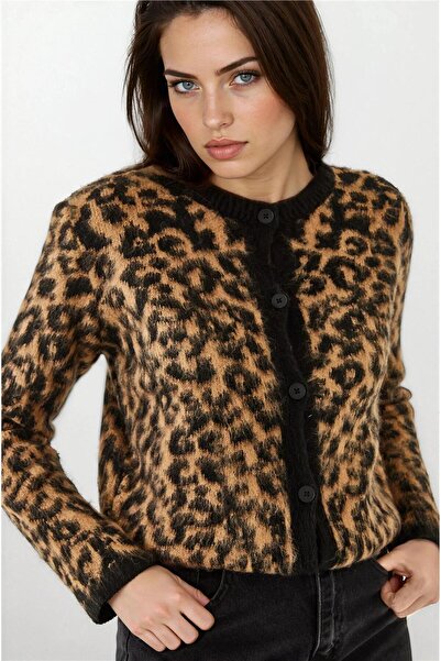 WeShaya سترة مزخرفة بأزرار بنمط الفهد باللون الأسود والجملي