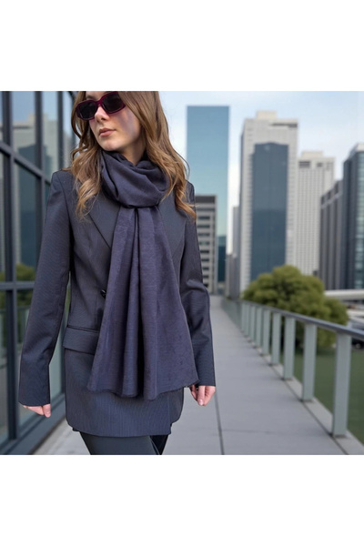 LA BOUTIQUE شال حريري بلون سادة - V05