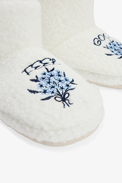 Penti Εκρούστερα λευκά κεντημένα παπούτσια για το σπίτι με σύνθημα Feel Good