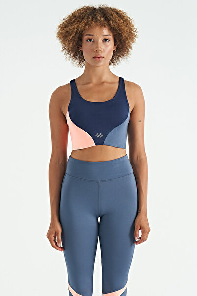 TOMMY LIFE بوستير نسائي بشعار نيلي مطبوع عليه لون متقاطع من الخلف ومفصل من قم...