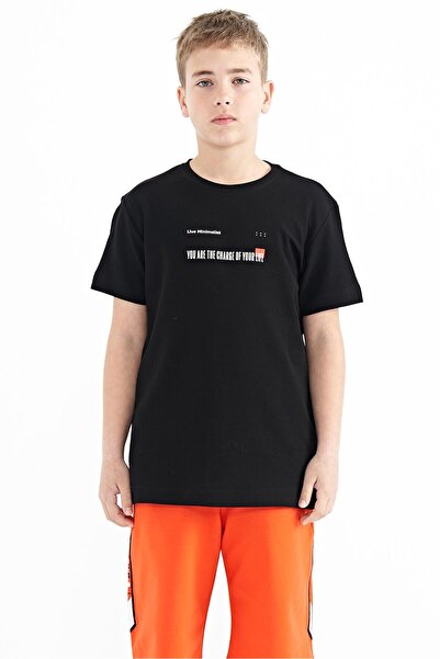 TOMMY LIFE Μαύρη εκτύπωση Λεπτομερής αγορίστικη μπλούζα με λαιμόκοψη O - 11117