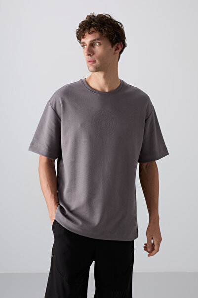 TOMMY LIFE Ανδρικό μπλουζάκι με στάμπα σε σκούρο γκρι βαμβακερό χοντρό μαλακό...