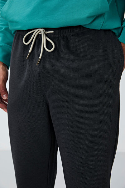 AIR JONES Ανδρικό πάτο αθλητικής φόρμας σε σκούρο γκρι επιφάνεια με υφή Standard Fit - 82156