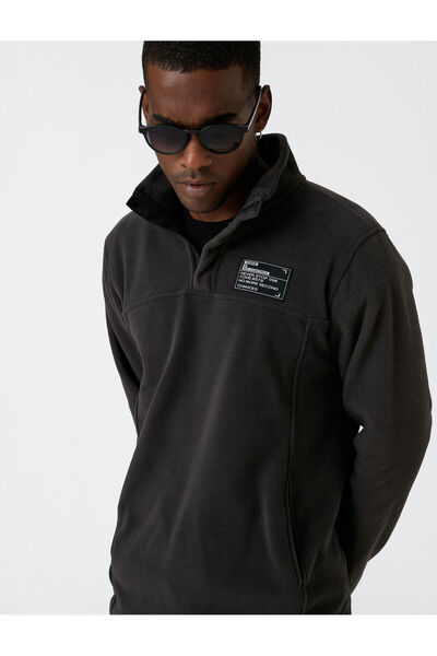 Koton Polar-Sweatshirt mit Polokragen und detailliertem Aufdruck