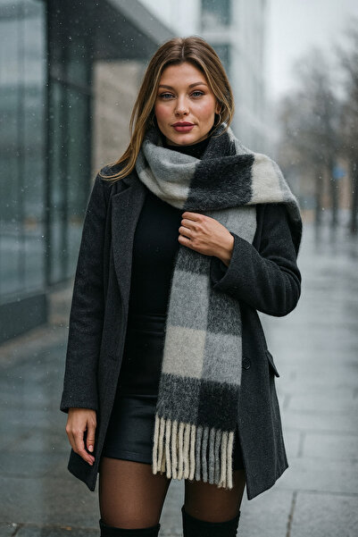 Luminos Butik Μαλακό και φούντα χειμωνιάτικο κασκόλ - Κρεμώδες λευκό μαύρο γκρι ριγέ Sal1270