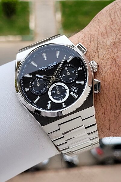 Tom Jones Kadranı Siyah Kordonu Gümüş Renk 42 mm Erkek Kol Saati