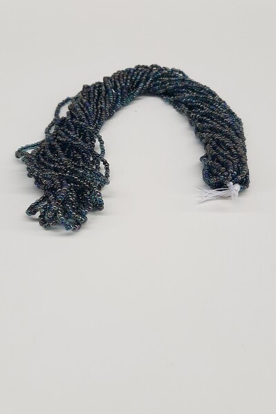 Hobigram Raznolikost perli u mornarsko plavom tonu, niz perli od peska sa Jan...