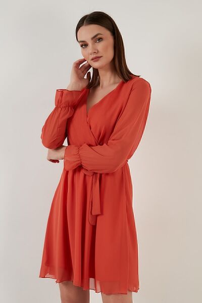 Lela Μίνι φόρεμα από σιφόν με λεπτομέρεια με κορδόνια στο λαιμό διπλό πέτο