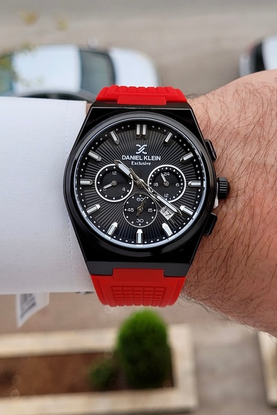 Daniel Klein Kasası Siyah Kordonu Kırmızı Renk 44 Mm Göstergeleri Aktif Erkek Kol Saati