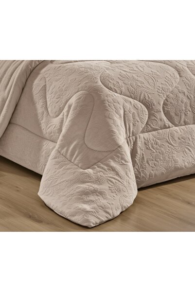 Red Rose Luxurious double duvet set with embossed velvet design and pattern – warmth and elegance for a sophisticated sleeping experience