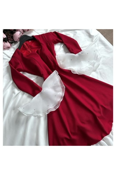 NARCISSUS FASHION Evening dress with a square neckline and embellished sleeves