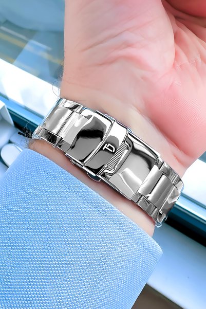 Tom Jones London Original Gift Men's Wristwatch with Calendar Silver Color Steel Strap 3 Atm Water Resistance Tje4147C8