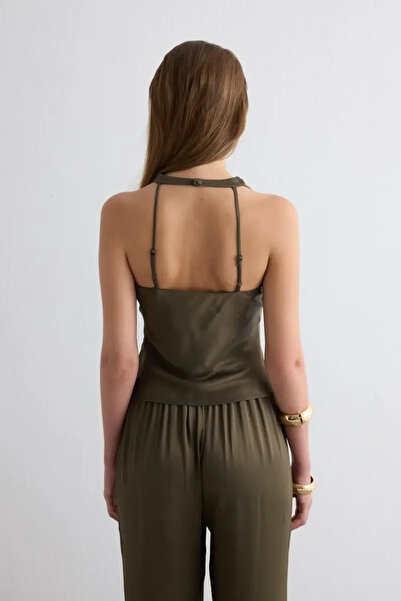 Gusto Σατέν μπλούζα με ασύμμετρο κόψιμο με γιακά - Πράσινο