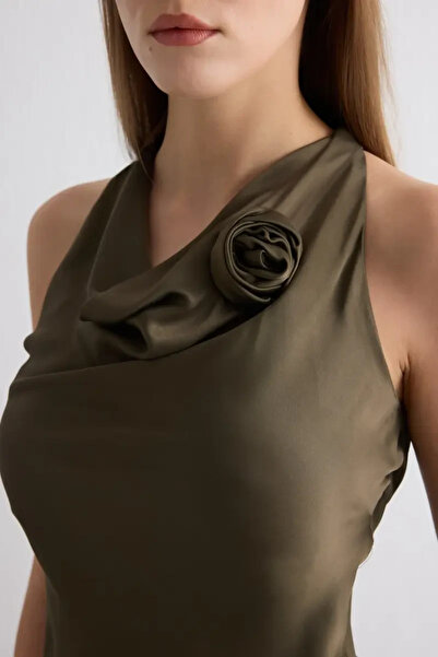 Gusto Σατέν μπλούζα με ασύμμετρο κόψιμο με γιακά - Πράσινο