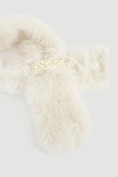 Gusto Faux Fur Neck Collar with Pearls - Ecru