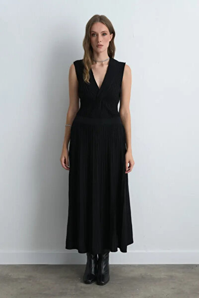 Gusto Long Knit Pleated Skirt - Black