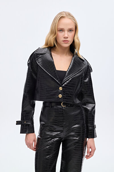 Quzu Crocodile Patterned Cropped Leather Jacket Black