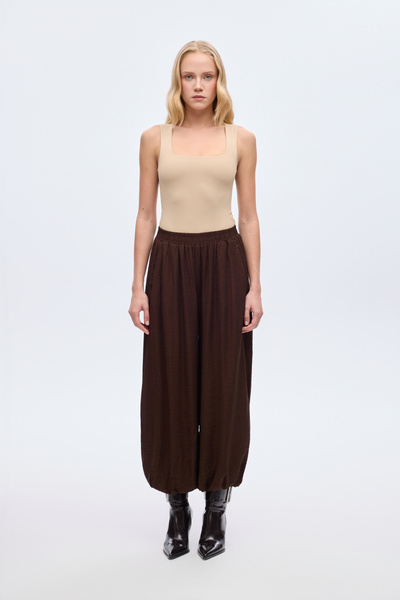 Quzu Παντελόνι με ελαστική μέση πλισέ καφέ