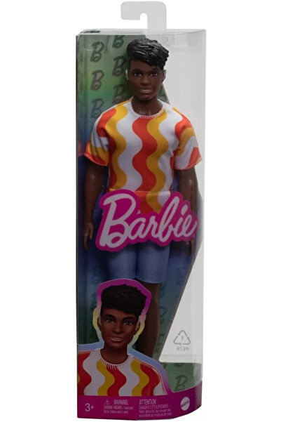 Barbie МОМЧЕ КУКЛА НА МОДНИЦАТА С БЯЛА И ОРАНЖЕВА РАИРАНА ТЕНИСКА И СЛУХОВ АП...
