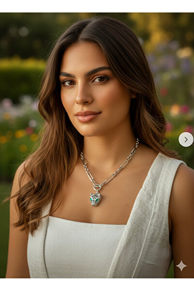 TAKİŞKO قلادة فضية اللون مرصعة بحجر الزركون الأخضر من تصميم كابلان