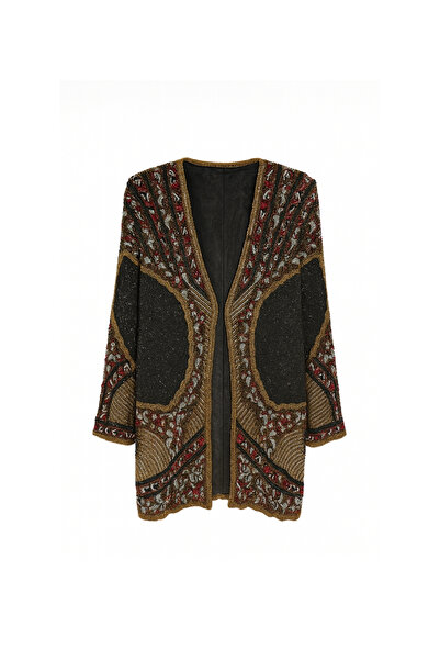 Seher Ayral Altın Dokunuş – Siyah, Kırmızı ve Gümüş İşlemeli Hakim Yaka Uzun Ceket