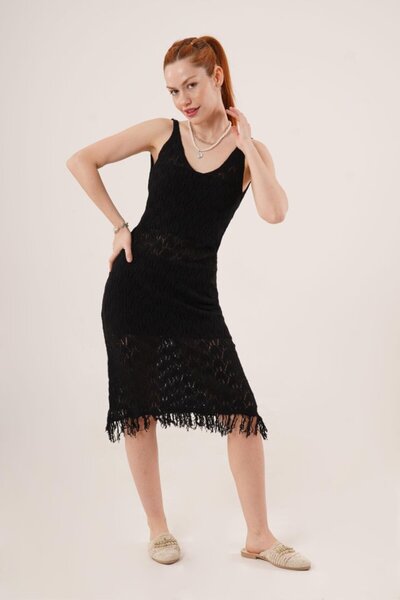 Butik Διάτρητο μαύρο φόρεμα με λαιμόκοψη V με λεπτομέρεια φούντας