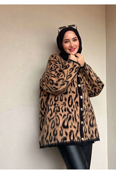 SEVENLINE Women's Leopard Patterned Oversized Knitwear Cardigan – Soft Texture, Button Detail, Warm Model