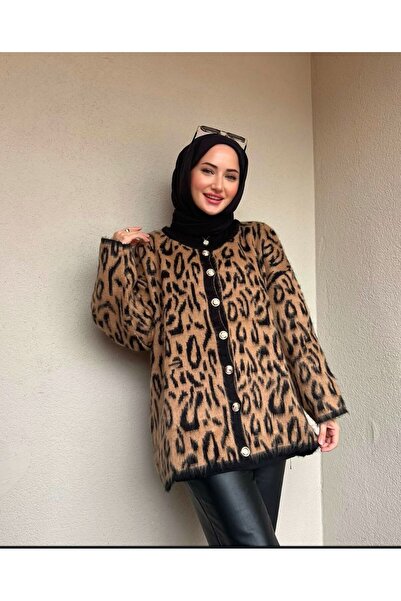 SEVENLINE Women's Leopard Patterned Oversized Knitwear Cardigan – Soft Texture, Button Detail, Warm Model