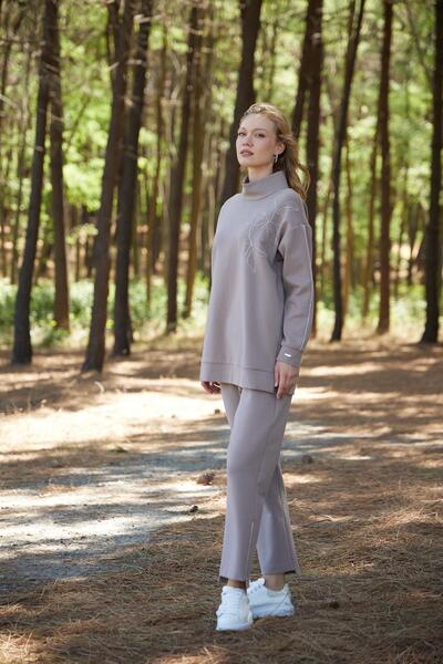 Moodbasic Chain ​​embroidered detail high collar set