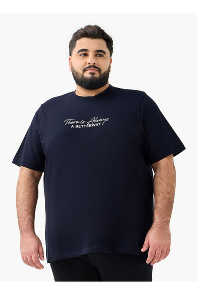 FAV تي شيرت رجالي بقصّة عادية ورقبة دائرية وأكمام قصيرة وشعار مطبوع