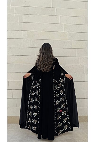 AYA عباية مخملية سوداء مع تطريز ورد على الجانبين