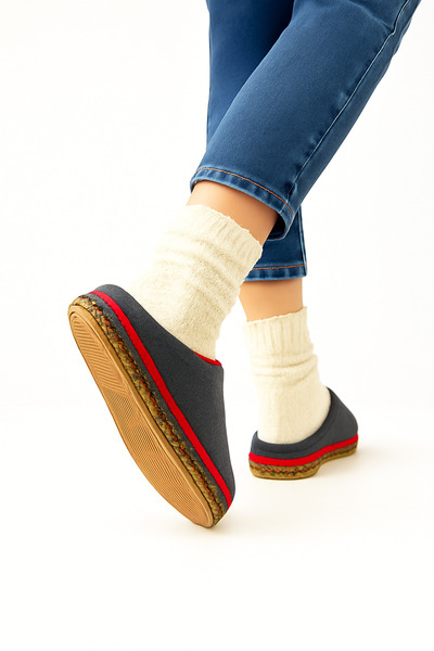 ALB TERLİK AYAKKABI SAN. TİC. LTD. ŞTİ. Flat Patternless Women's House Slippers – Warm and Comfortable Design, Comfortable, Modern