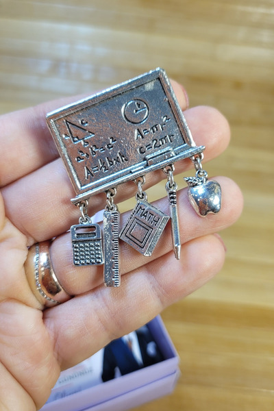 Arco Baleno Di Celine Gümüş kaplama matematik öğretmen hediyesi - Formül yazılı tahta matematikçi broş