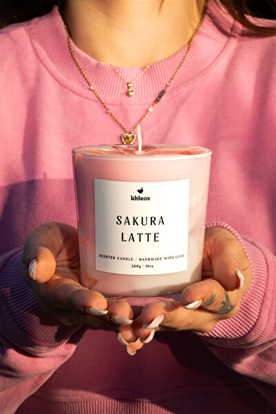 Khleos Sakura Latte Kiraz Çiçeği ve Süt Kokulu Pembe Mum, 300g, 9x7 cm