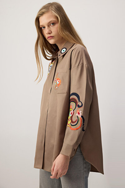 Touché Privé EMBROIDERY DETAILED SHIRT