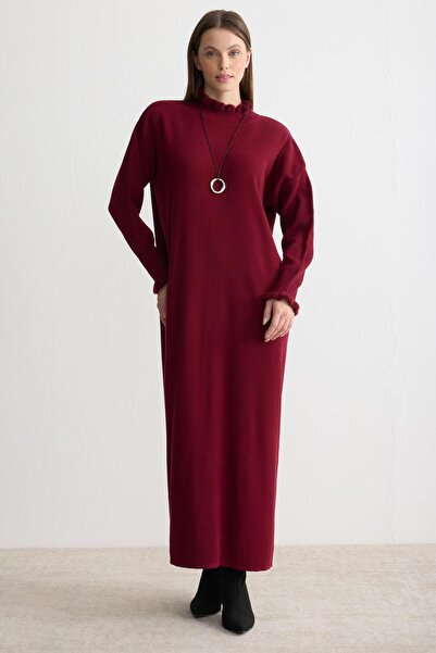 ipekton studio فستان تريكو قماش مجدّل بتفاصيل ريشية باللون الأحمر الداكن