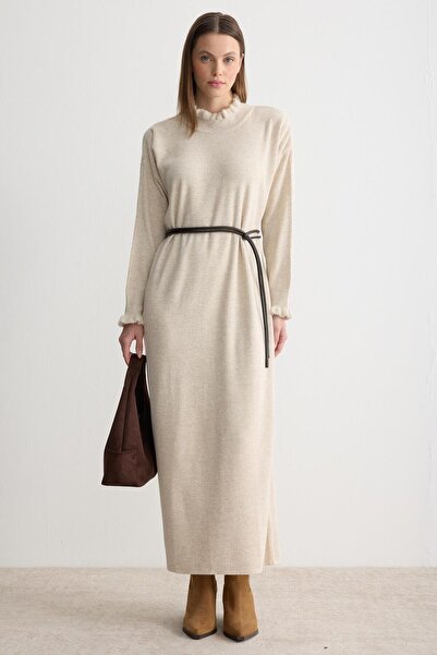 ipekton studio فستان تريكو قماش مجدّل بتفاصيل ريش باللون البيج