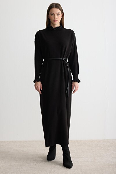 ipekton studio فستان تريكو قماش مجدّل بتفاصيل ريش باللون الأسود