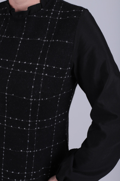 armonika Γυναικείο φόρεμα με μαύρο-εκρού λαιμόκοψη και βολάν στο κάτω μέρος με σχέδιο χαρτομάντιλο ARM-21Y001080