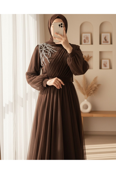 Modamorfo Βραδινό φόρεμα από τούλι με ντραπέ ζώνες και λεπτομέρεια από πέτρα στο μπροστινό μέρος - Καφέ