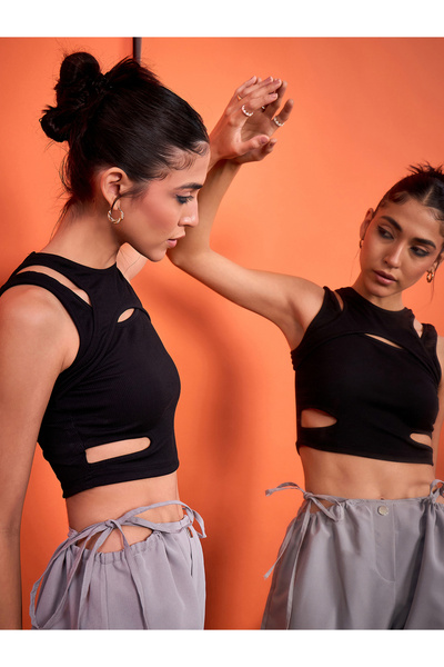 Uptownie By Styli بلوزة قصيرة مضلعة بتفاصيل مقصوصة باللون الأسود