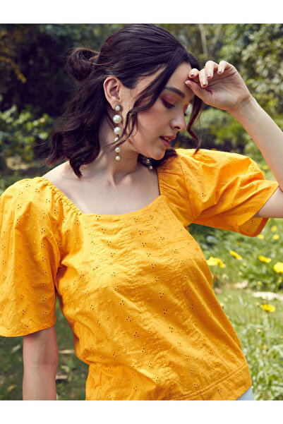 Sassafras By Styli بلوزة شيفلي نسائية مدخنة برقبة مربعة بلون الخردل